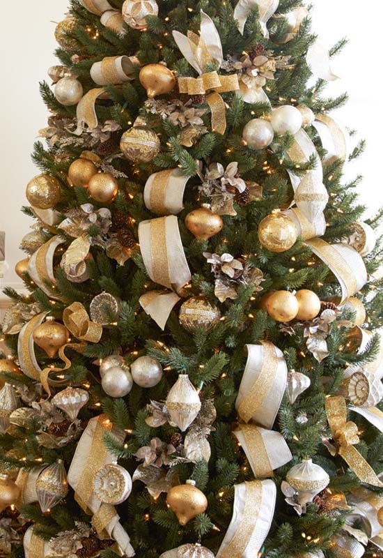 Приклад прикрашання новорічної ялинки великими іграшками бронзового кольору