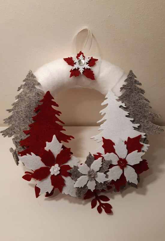 Рукодельный рождественский венок на двери