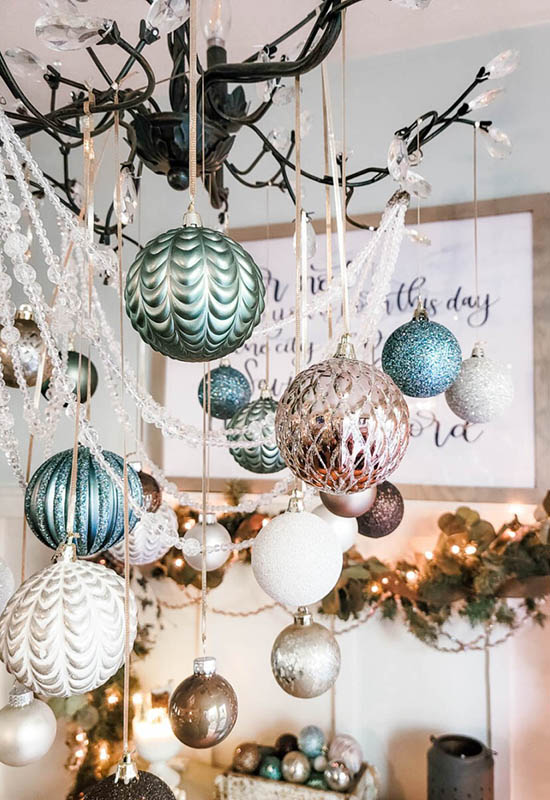 Сніжинки та інші підвіски із зимовою тематикою
