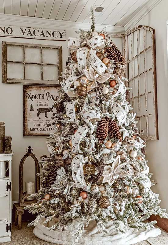 Стильна святкова ялинка на Новий Рік Змії