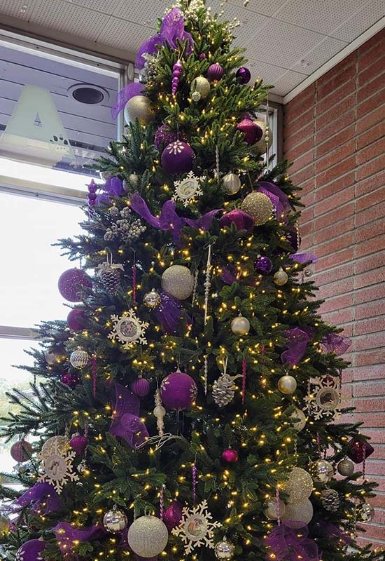 Украшение новогодней елки в светло-фиолетовой цветовой гамме