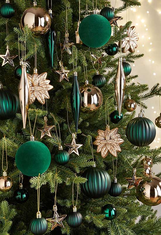 Украшение новогодней елки зелеными шарами