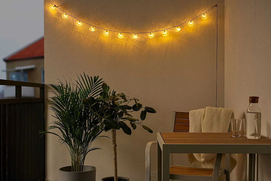 Прикраса відкритого балкона гірляндою до Нового Року