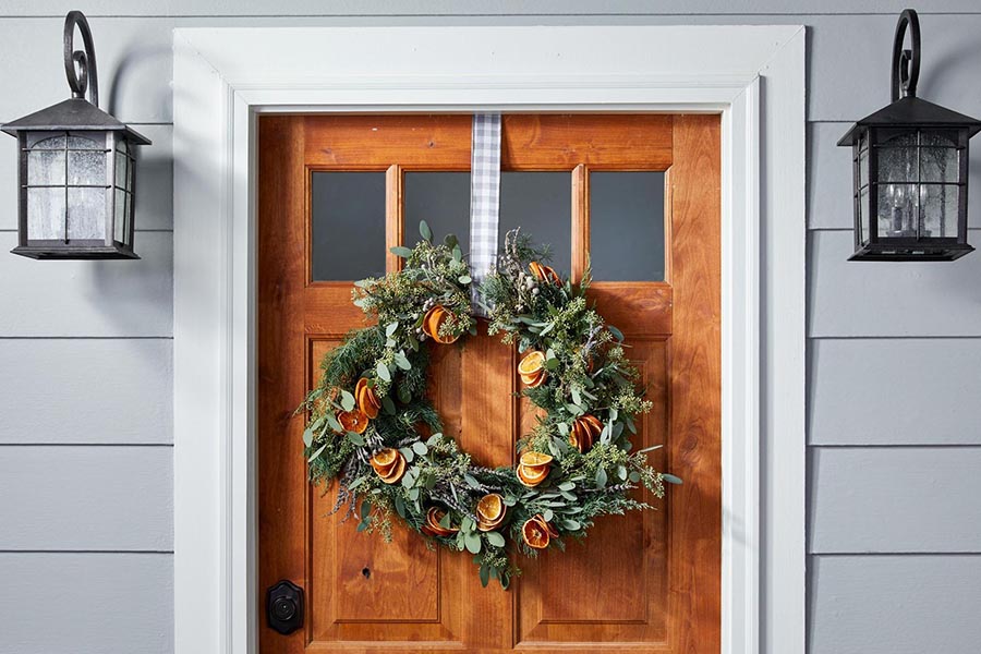 Венок на двери: основные тренды и стильные решения к новому году