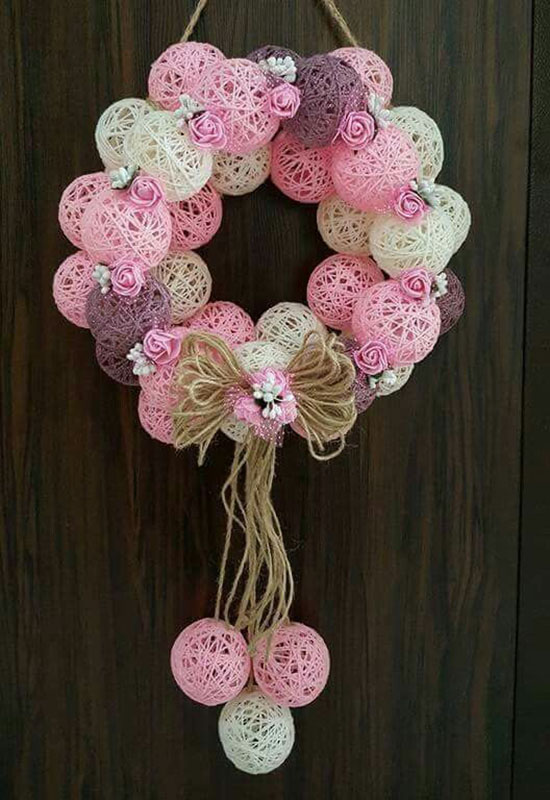 Яркий и необычный рождественский венок на двери своими руками