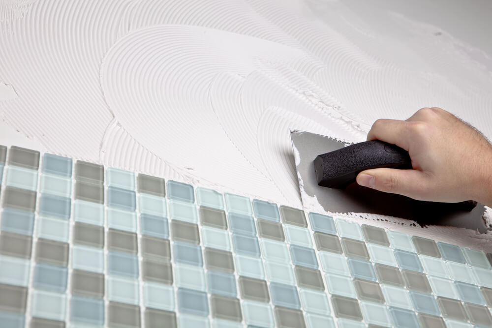 Надійні матеріали для укладання плитки: що пропонує КРАЙЗЕЛЬ?