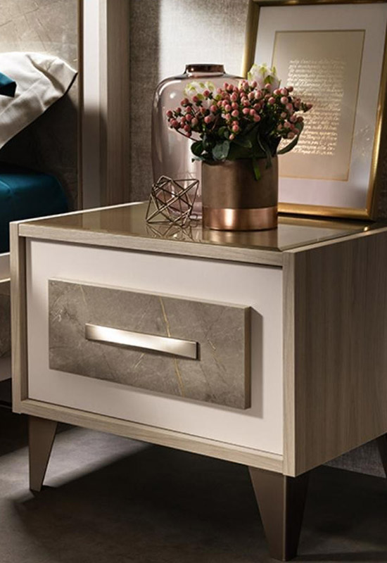 Приліжкова тумбочка в сірих тонах