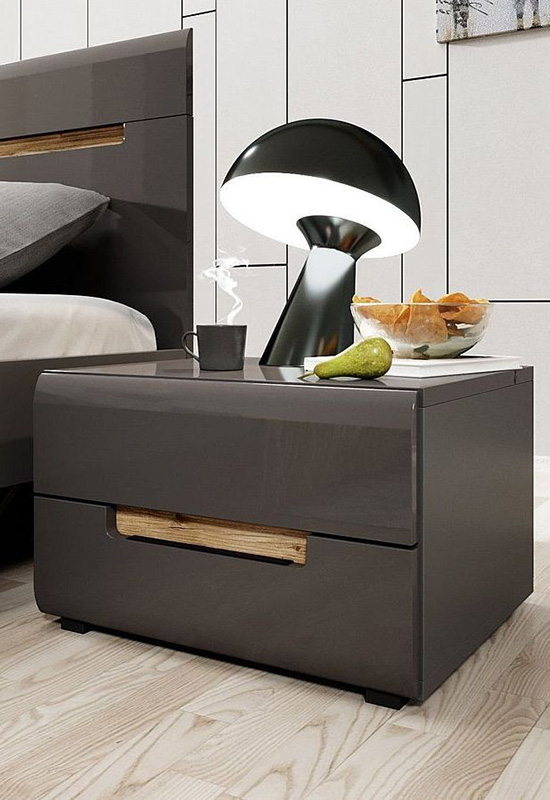 Функціональна приліжкова тумбочка для маленької спальні