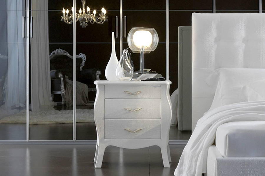 Красивая прикроватная тумбочка белого цвета с тремя ящиками