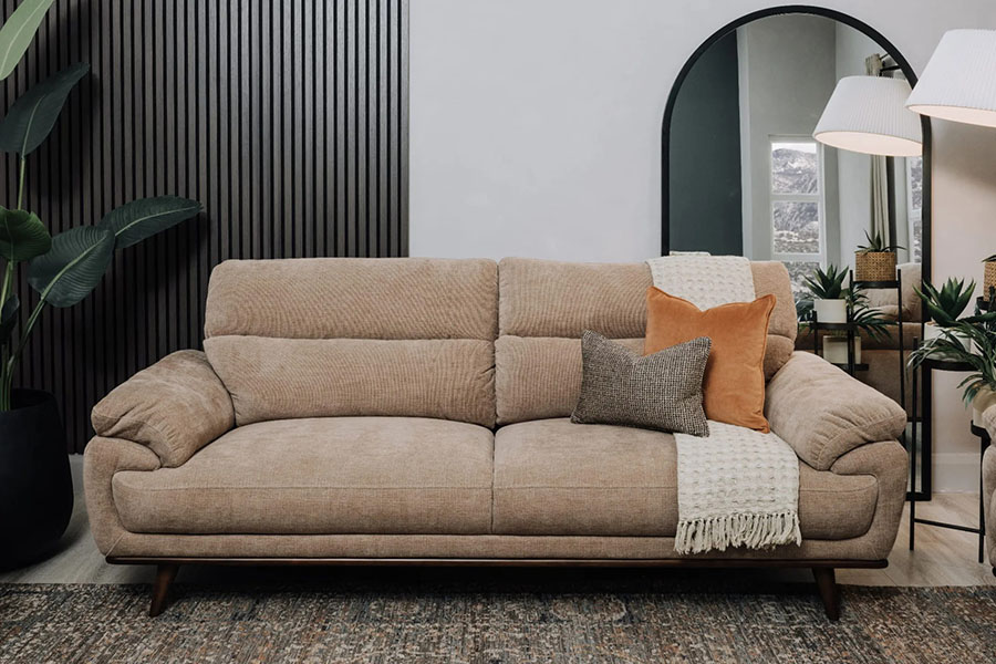 Диван постельного кольору у вітальню