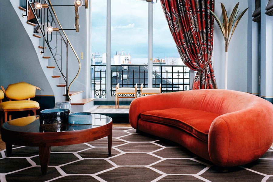 Красивий диван у велику вітальню