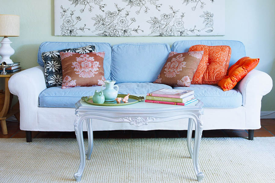 Контрастные подушки на светлом диване в гостиной