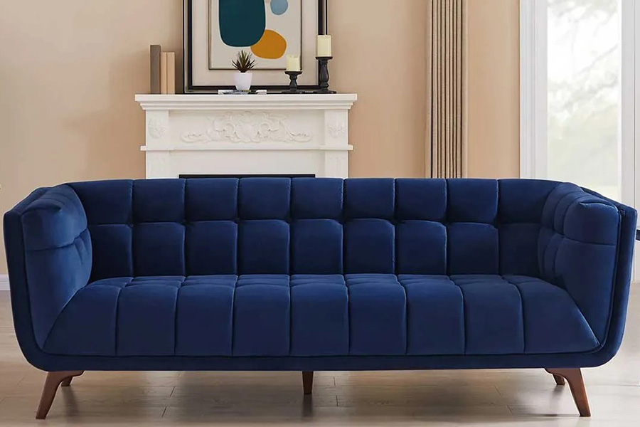 Стильный диван в темных тонах для гостиной