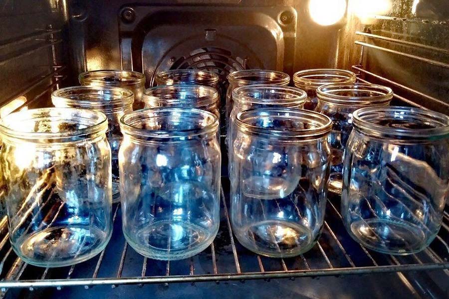 Стерилізація банок у духовці
