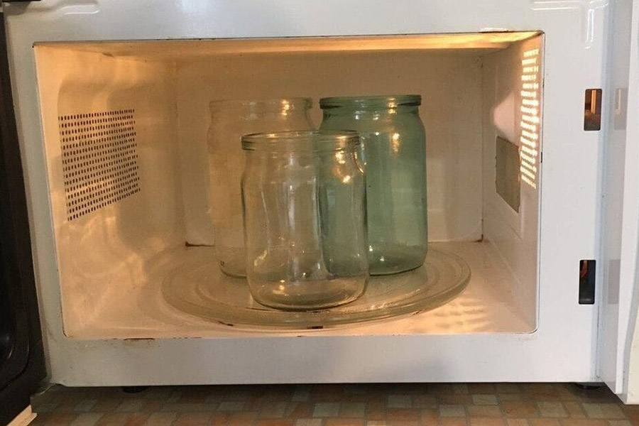 Стерилізація банок у мікрохвильовці