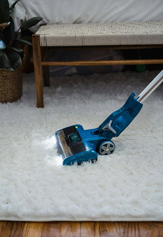 Як правильно провести суху чистку килима