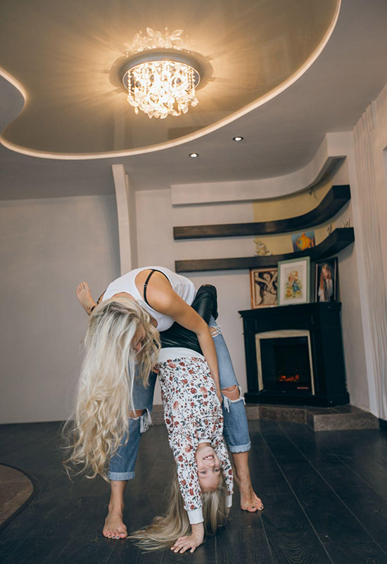 Освітлення і дизайн натяжної стелі у ванній