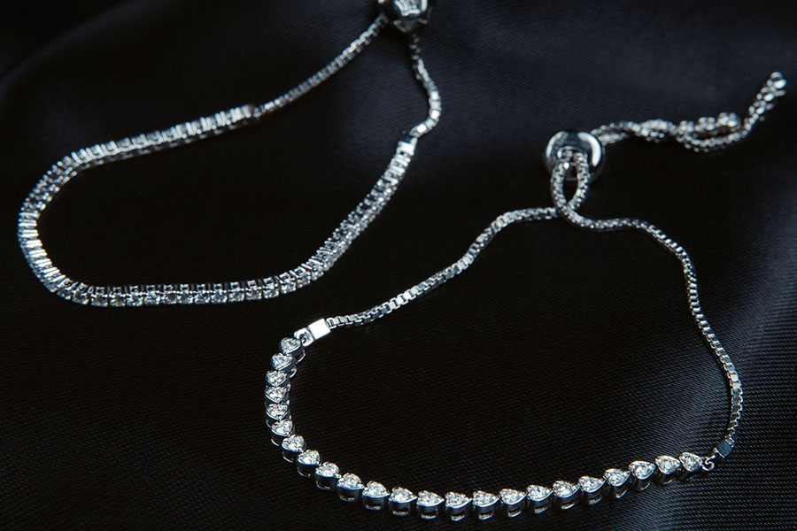 Топ домашніх способів, як почистити срібну цепочку